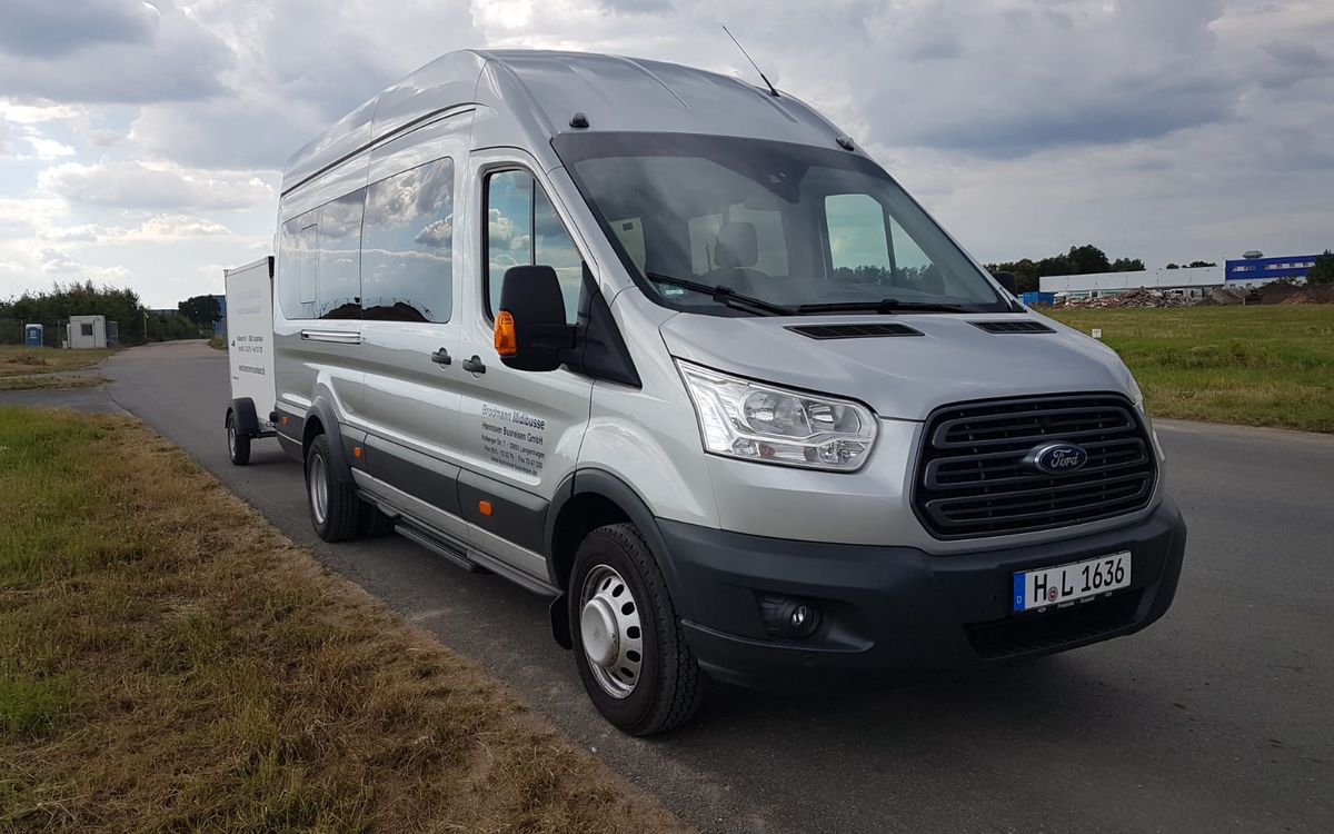 Ford Midibus mit 16 Sitzplätzen und Gepäckanhänger