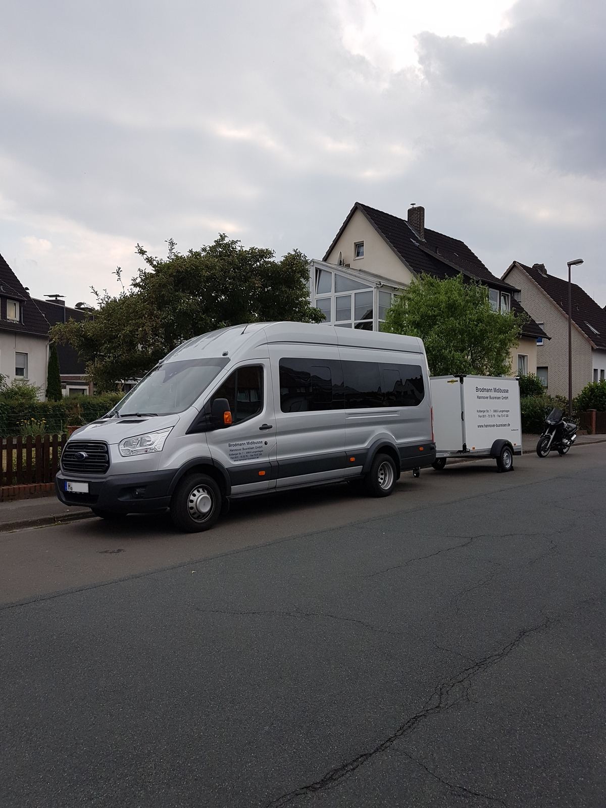 Ford Midibus mit Gepäckanhänger im Straßenverkehr
