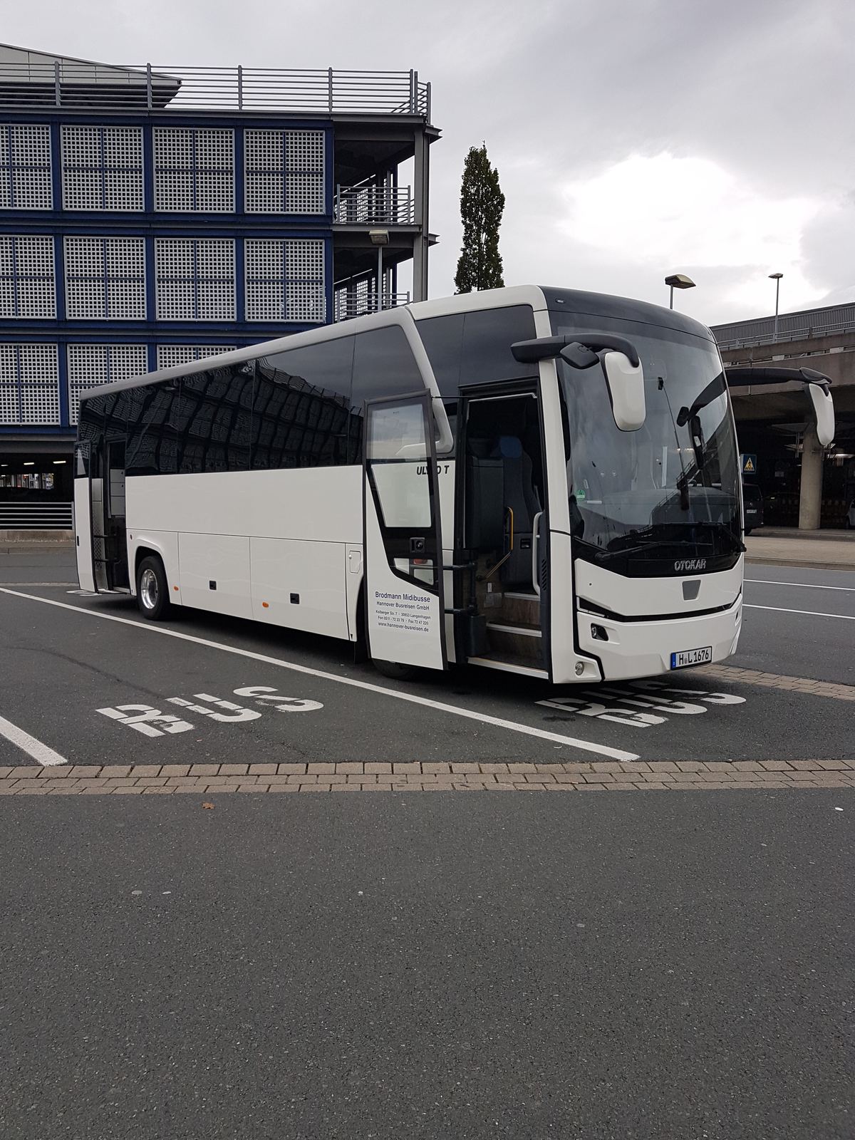 Otokar Midibus mit 32 Sitzplätzen auf dem Busparkplatz