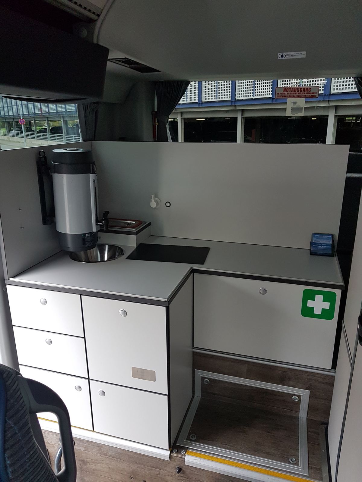 Bordküche mit Kaffeemaschine und Erste-Hilfe-Ausstattung