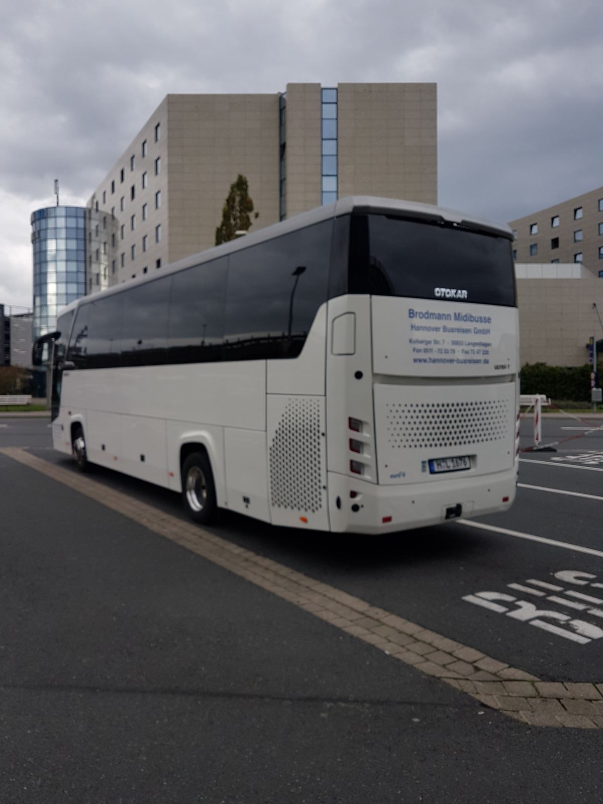 Heckansicht unseres Otokar Midibusses mit Firmenbeschriftung
