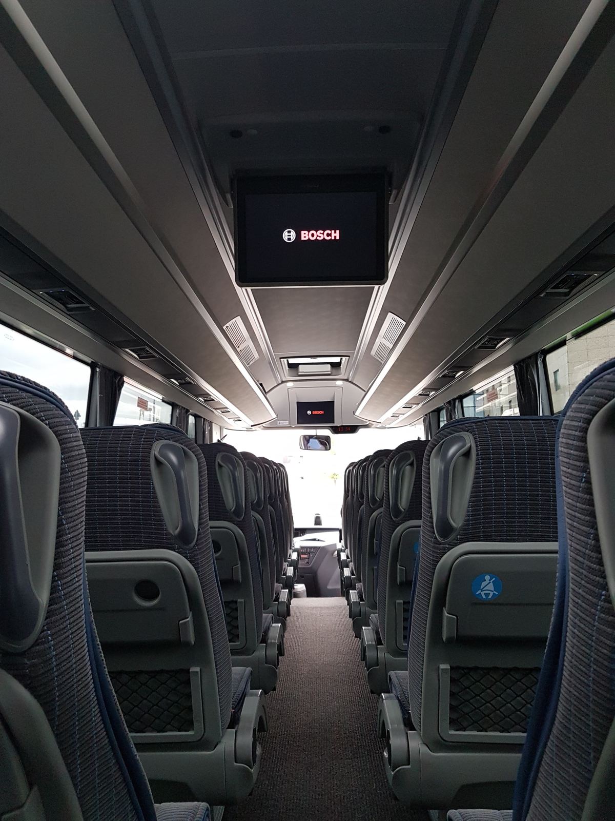 Blick durch den Mittelgang des Otokar Midibusses