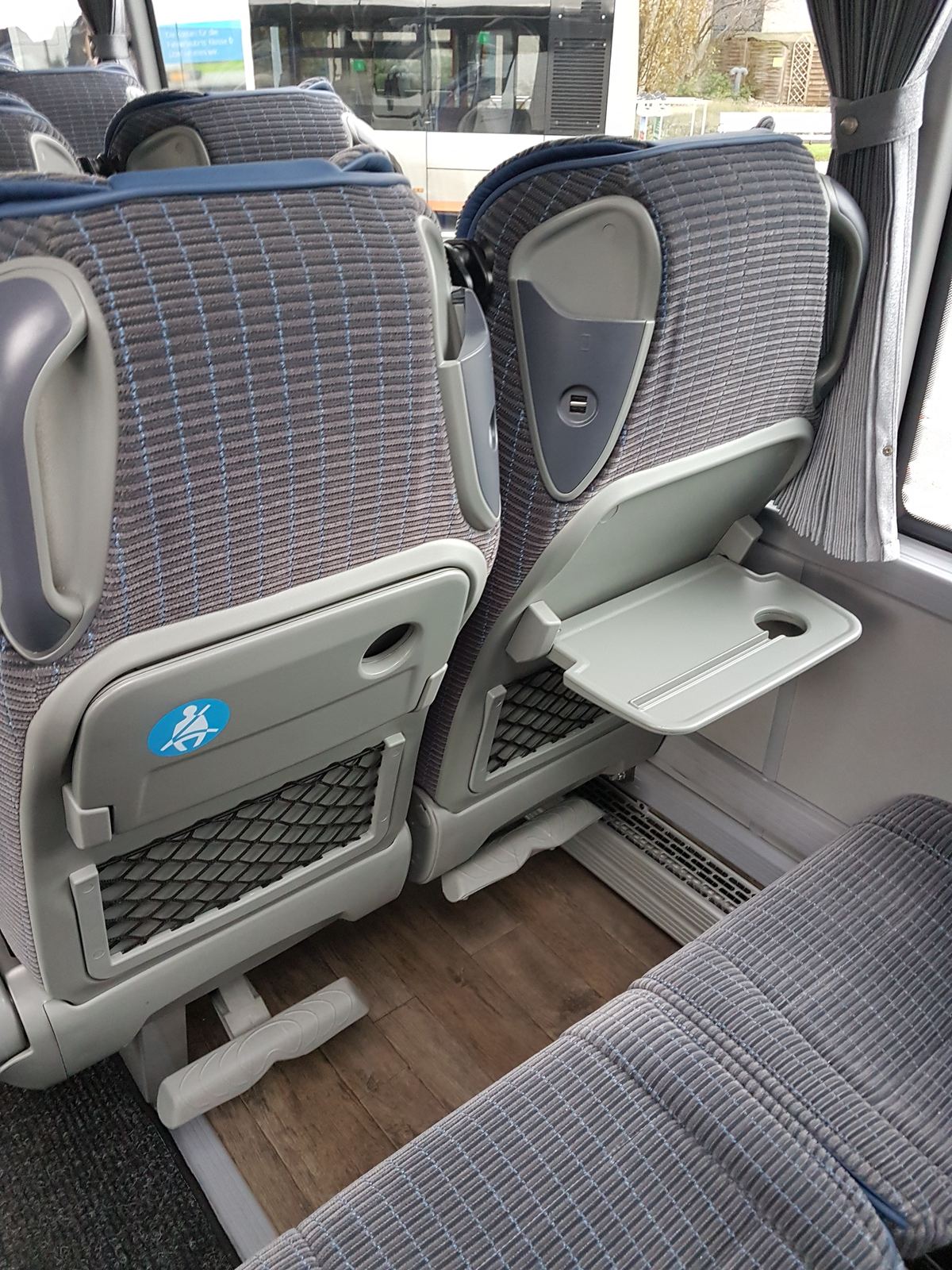 Klapptisch an der Rückenlehne im Otokar Midibus