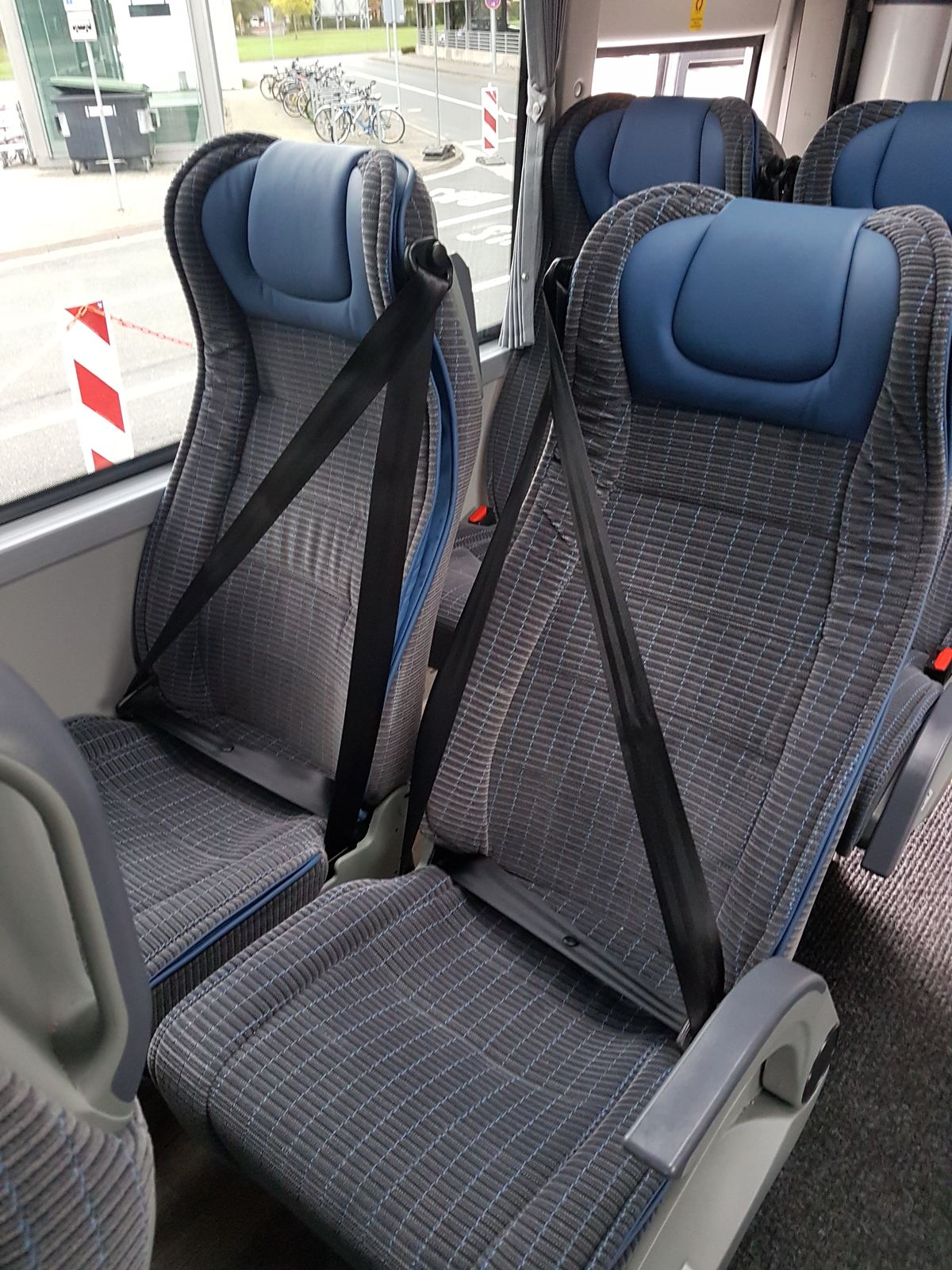 Bequeme Reisebus-Sitze mit Sicherheitsgurten