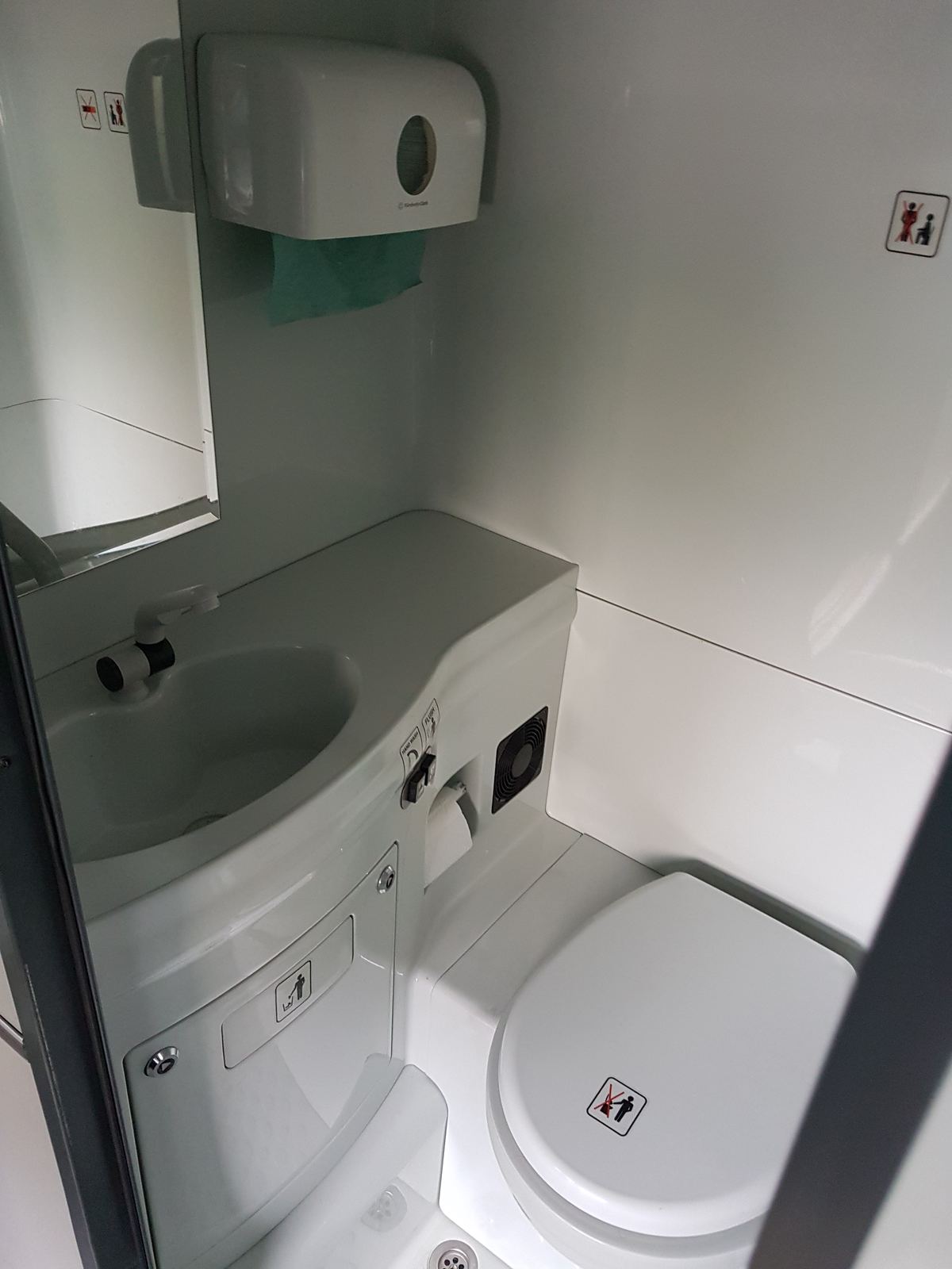 Bord-WC mit Waschbecken